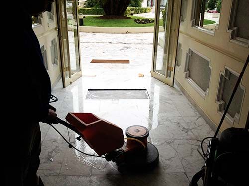 Polissage et cristallisation d’un sol d’entrée de copropriété à Paris