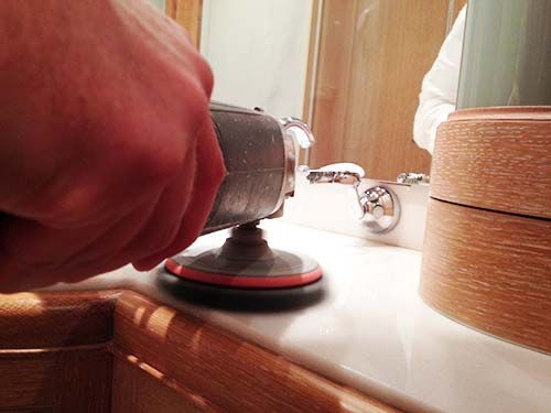 Polissage et cristallisation de marbre sur un yacht à Nice, du sol à la vasque